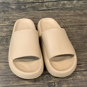 NEW Sootheez Slides, camel color size 40/41